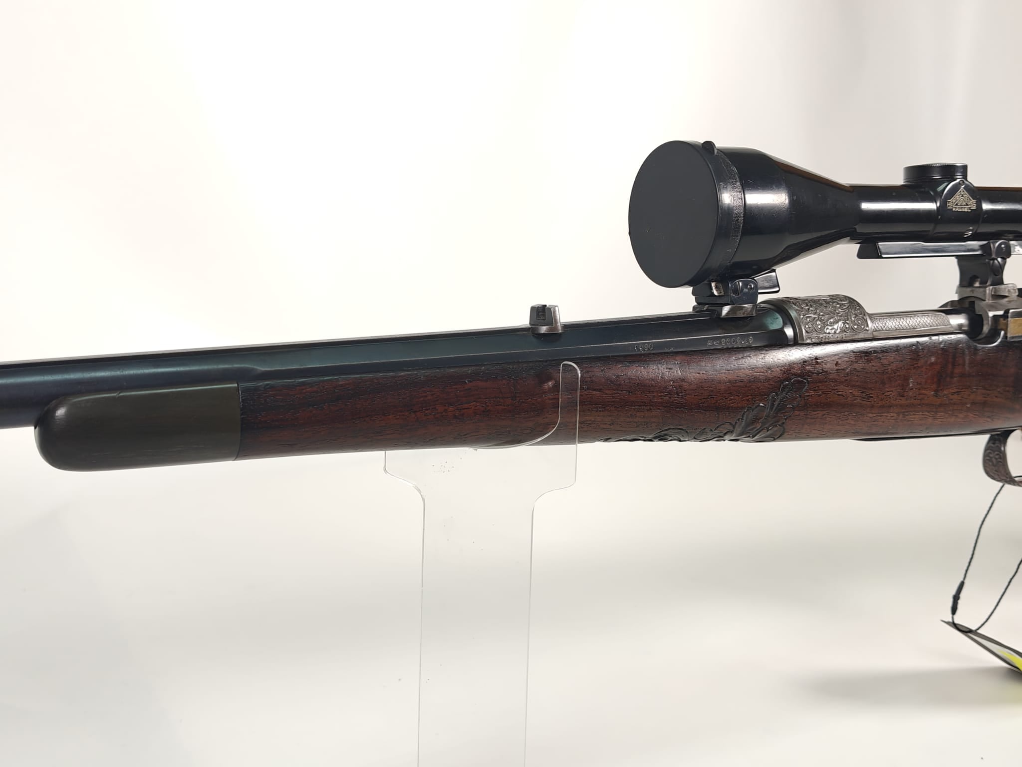 Repetierer Einzelstück 7x64 inkl. ZF 2,5-10x42 mit Handgravuren und Schaftholzverschneidungen