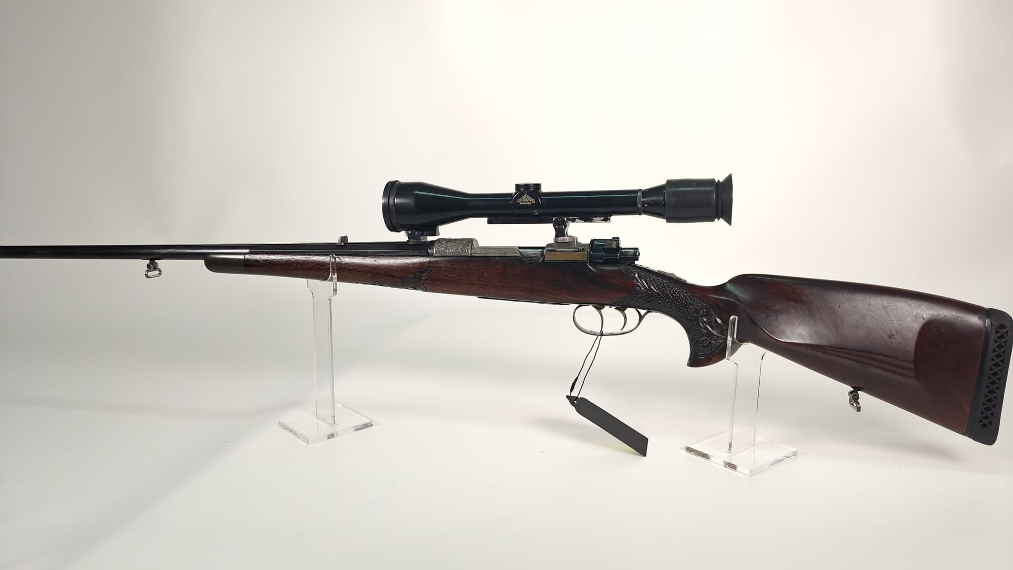 Repetierer Einzelstück 7x64 inkl. ZF 2,5-10x42 mit Handgravuren und Schaftholzverschneidungen