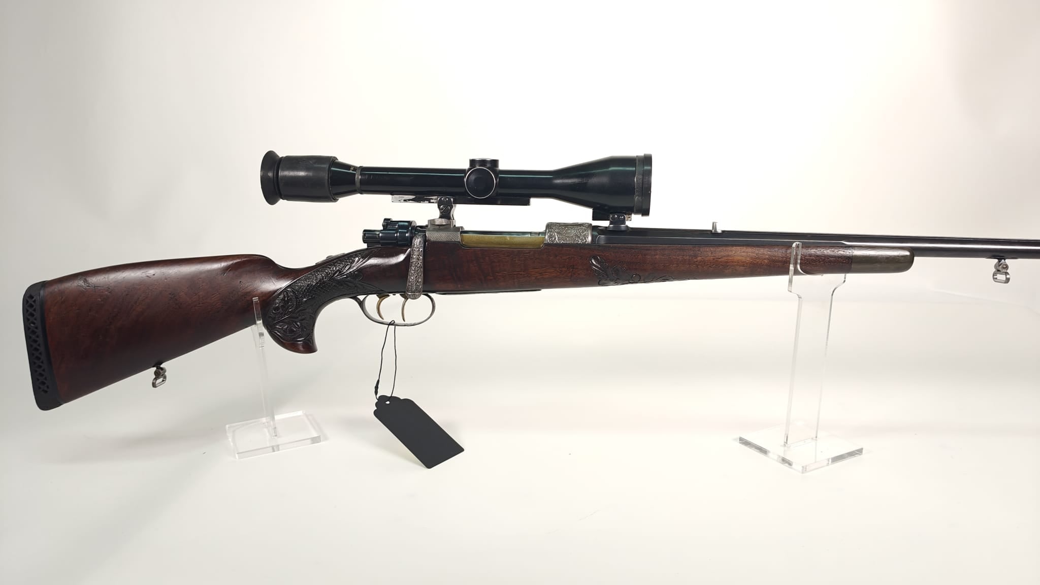 Repetierer Einzelstück 7x64 inkl. ZF 2,5-10x42 mit Handgravuren und Schaftholzverschneidungen
